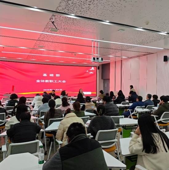 人们在看台上的人群 AI 生成的内容可能不正确。